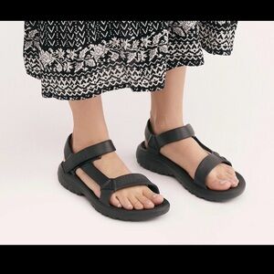 Teva Hurricane Drift Black Rubber Waterproof Sandals unisex W9M7